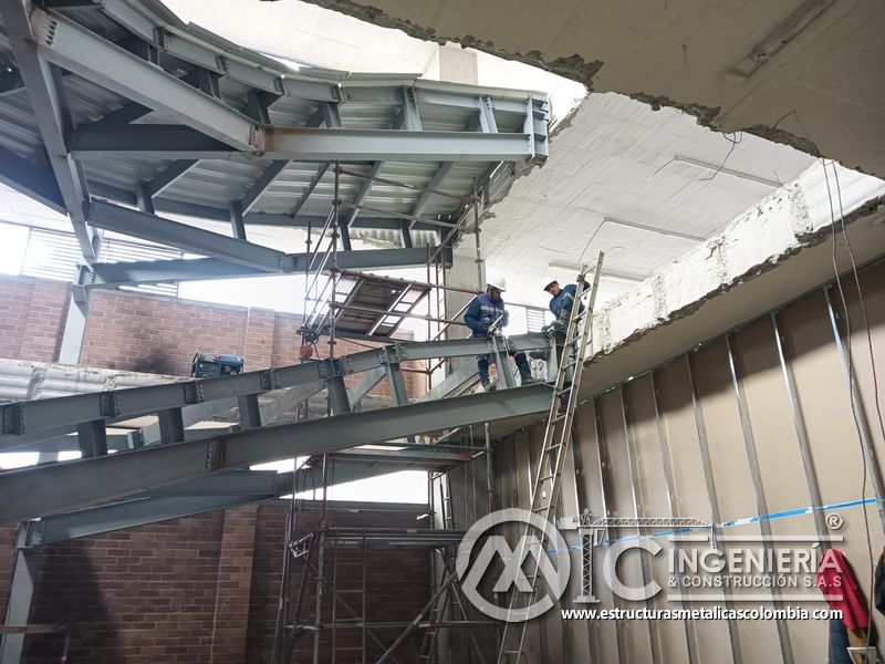 Montaje de soportes metálicos para losas inclinadas estructura concreto en Bogotá, Colombia. Montajes, Ingeniería y Construcción MIC SAS.