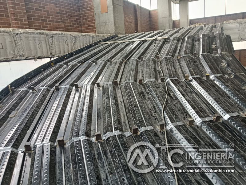 Montaje de soportes metálicos para losas inclinadas estructura concreto en Bogotá, Colombia. Montajes, Ingeniería y Construcción MIC SAS.