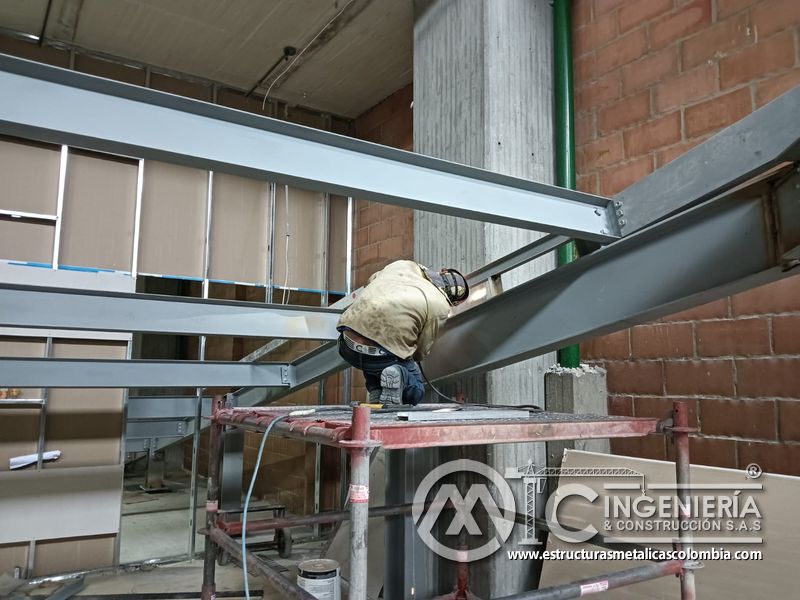 Montaje de soportes metálicos para losas inclinadas metálica acceso en Bogotá, Colombia. Montajes, Ingeniería y Construcción MIC SAS.