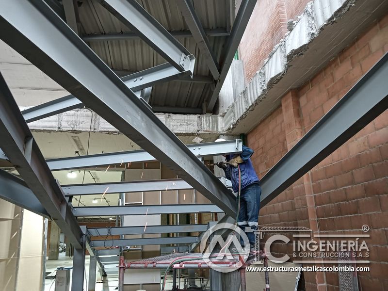 Montaje de soportes metálicos para losas inclinadas metálica acceso en Bogotá, Colombia. Montajes, Ingeniería y Construcción MIC SAS.