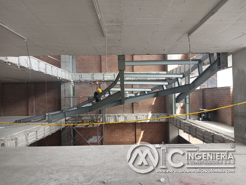 Montaje de soportes metálicos para losas inclinadas obra civil edificio en Bogotá, Colombia. Montajes, Ingeniería y Construcción MIC SAS.
