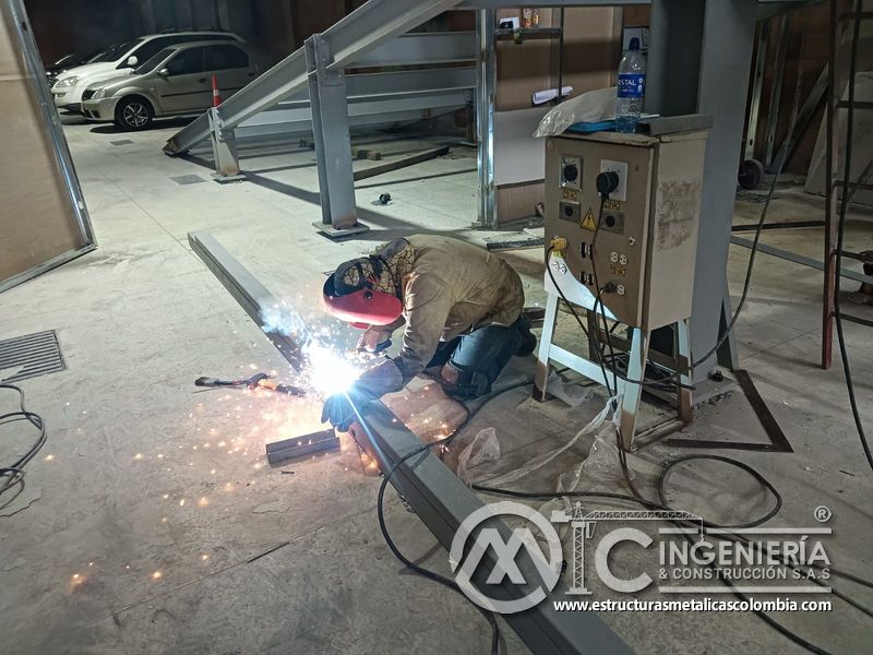 Montaje de soportes metálicos para losas inclinadas obra civil edificio en Bogotá, Colombia. Montajes, Ingeniería y Construcción MIC SAS.