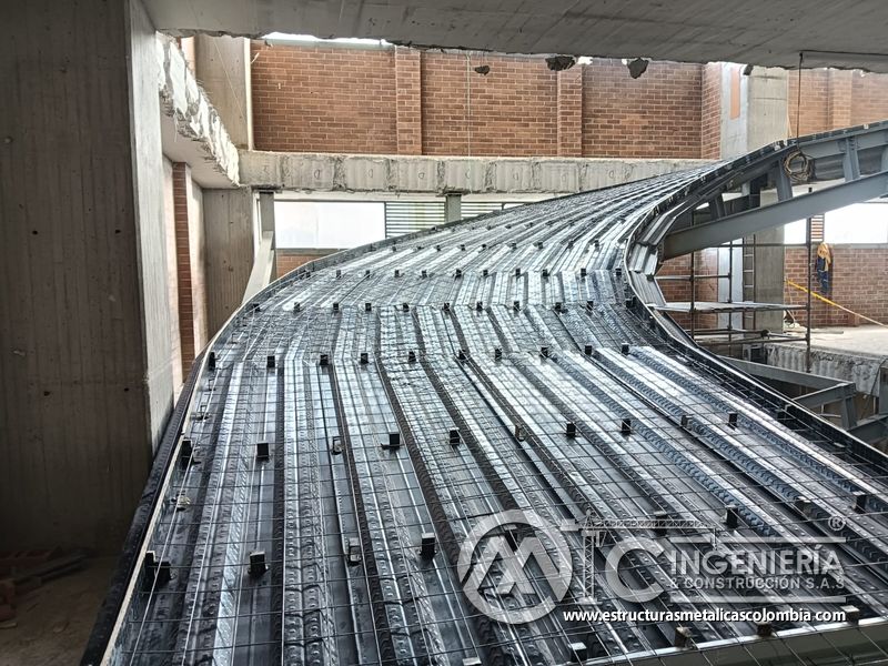 Montaje de soportes metálicos para losas inclinadas obra civil edificio en Bogotá, Colombia. Montajes, Ingeniería y Construcción MIC SAS.