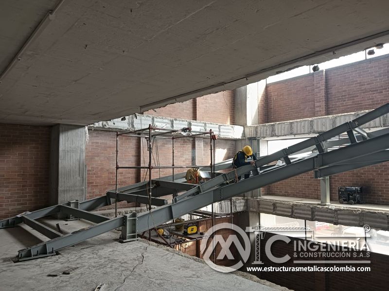 Montaje de soportes metálicos para losas inclinadas vehicular comercial en Bogotá, Colombia. Montajes, Ingeniería y Construcción MIC SAS.