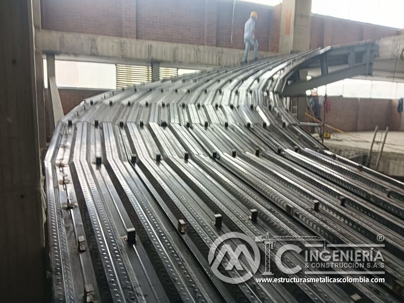 Montaje de soportes metálicos para losas inclinadas vehicular comercial en Bogotá, Colombia. Montajes, Ingeniería y Construcción MIC SAS.