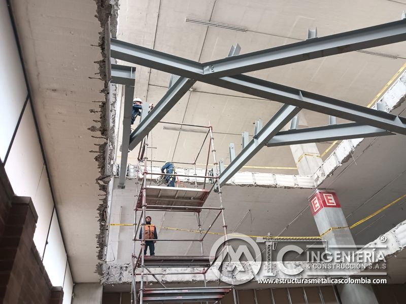 Montaje de vigas metálicas para rampas vehiculares edificio seguridad en Bogotá, Colombia. Montajes, Ingeniería y Construcción MIC SAS.