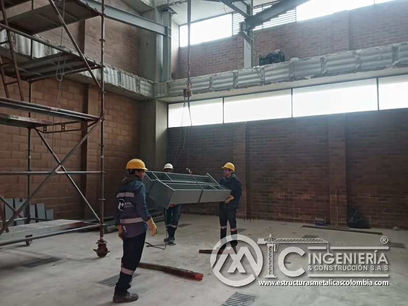 Montaje de vigas metálicas para rampas vehiculares edificio seguridad en Bogotá, Colombia. Montajes, Ingeniería y Construcción MIC SAS.