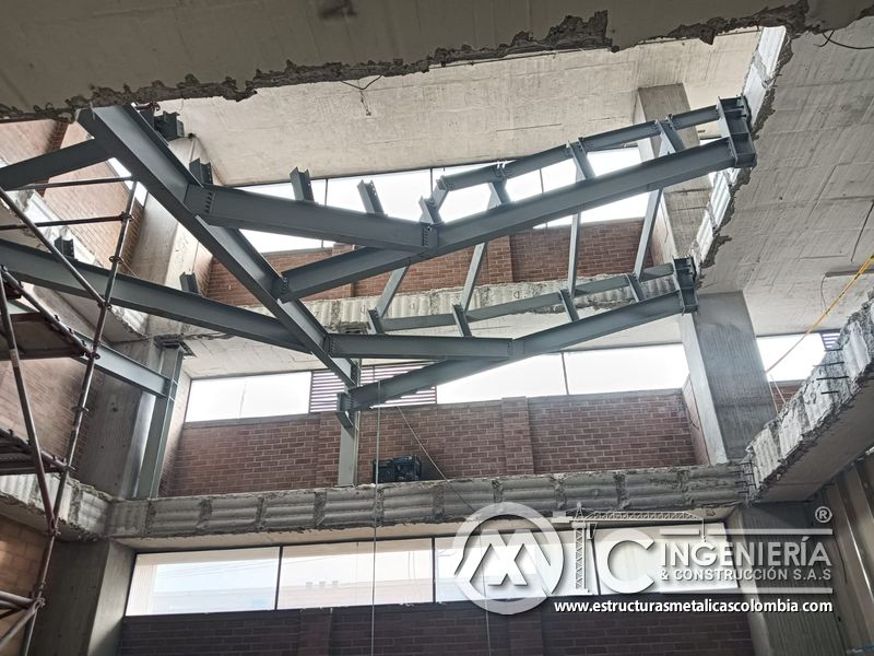 Montaje de vigas metálicas para rampas vehiculares estructura concreto en Bogotá, Colombia. Montajes, Ingeniería y Construcción MIC SAS.