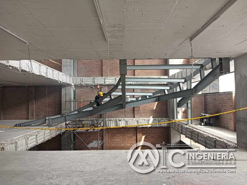 Montaje de vigas metálicas para rampas vehiculares estructura concreto en Bogotá, Colombia. Montajes, Ingeniería y Construcción MIC SAS.