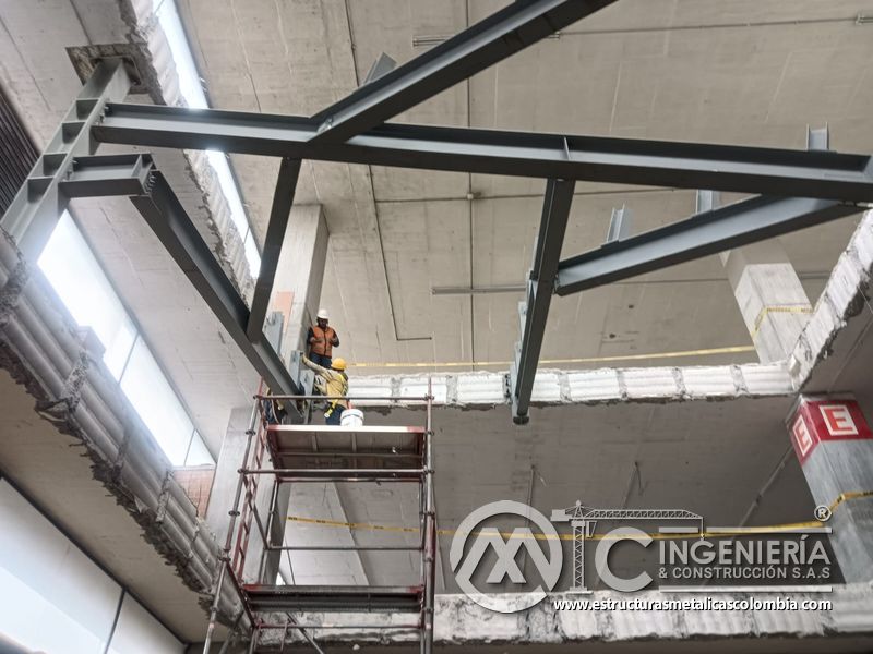 Montaje de vigas metálicas para rampas vehiculares metálica acceso en Bogotá, Colombia. Montajes, Ingeniería y Construcción MIC SAS.