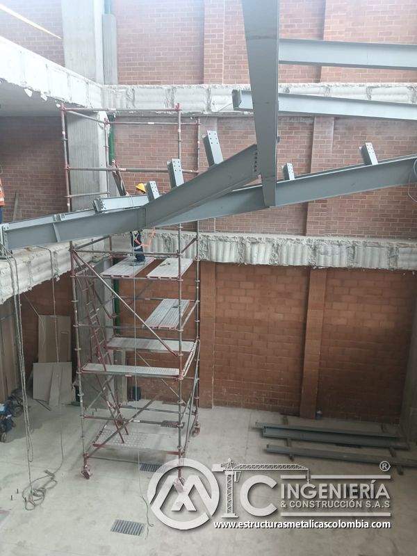 Montaje de vigas metálicas para rampas vehiculares metálica acceso en Bogotá, Colombia. Montajes, Ingeniería y Construcción MIC SAS.