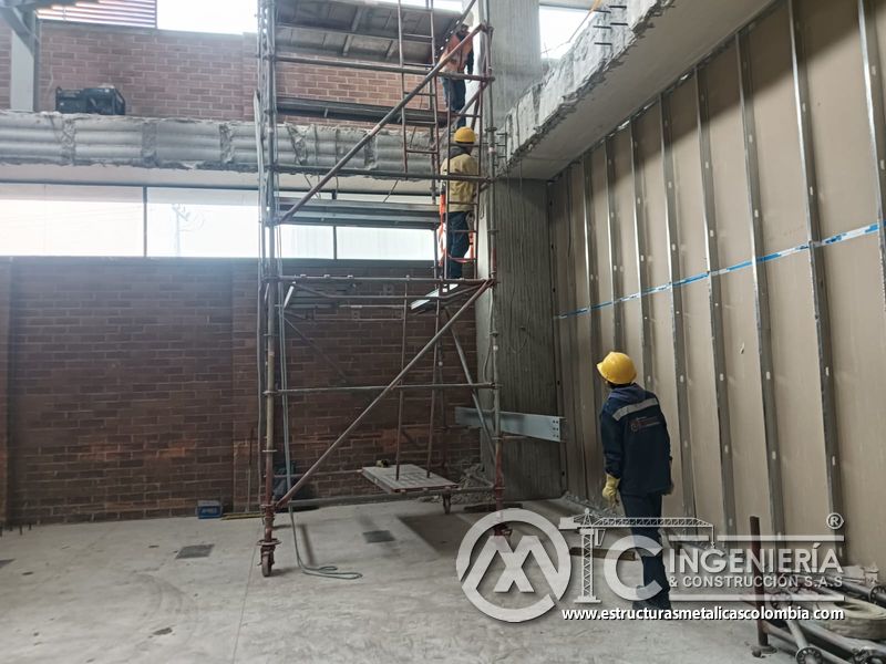 Montaje de vigas metálicas para rampas vehiculares obra civil edificio en Bogotá, Colombia. Montajes, Ingeniería y Construcción MIC SAS.