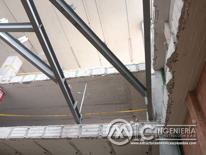 Montaje de vigas metálicas para rampas vehiculares obra civil edificio en Bogotá, Colombia. Montajes, Ingeniería y Construcción MIC SAS.
