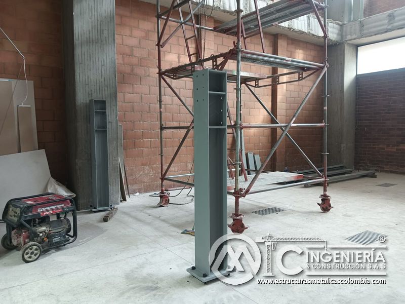 Montaje de vigas metálicas para rampas vehiculares obra civil edificio en Bogotá, Colombia. Montajes, Ingeniería y Construcción MIC SAS.