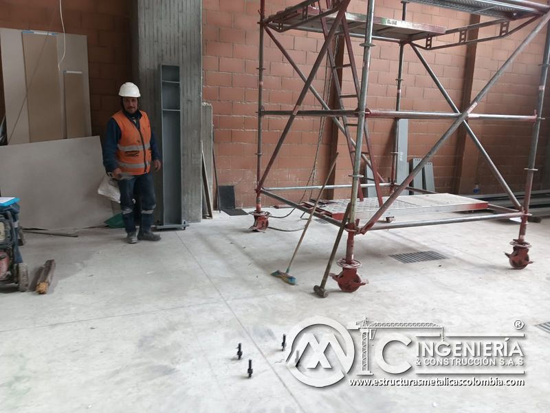 Montaje de vigas metálicas para rampas vehiculares vehicular comercial en Bogotá, Colombia. Montajes, Ingeniería y Construcción MIC SAS.