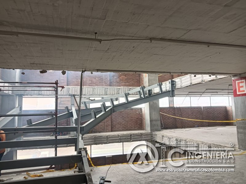 Montaje de vigas metálicas para rampas vehiculares vehicular comercial en Bogotá, Colombia. Montajes, Ingeniería y Construcción MIC SAS.
