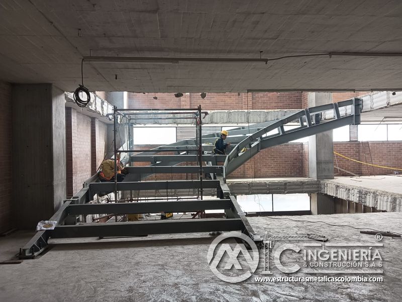 Montaje de vigas metálicas para rampas vehiculares vehicular comercial en Bogotá, Colombia. Montajes, Ingeniería y Construcción MIC SAS.
