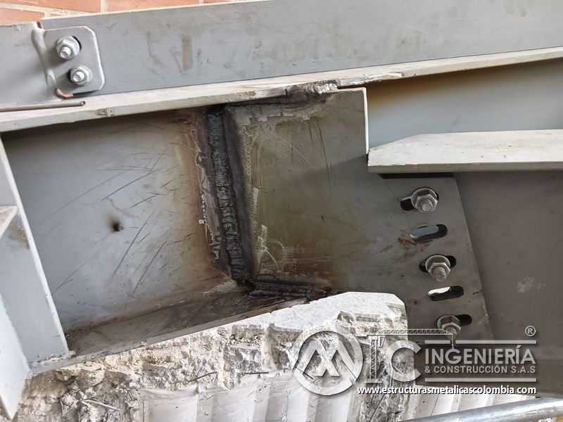 Refuerzo y soldadura de vigas para rampas vehiculares edificio concreto en Bogotá, Colombia. Montajes, Ingeniería y Construcción MIC SAS.