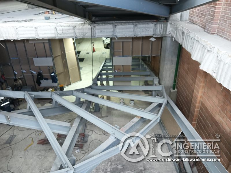 Refuerzo y soldadura de vigas para rampas vehiculares edificio concreto en Bogotá, Colombia. Montajes, Ingeniería y Construcción MIC SAS.