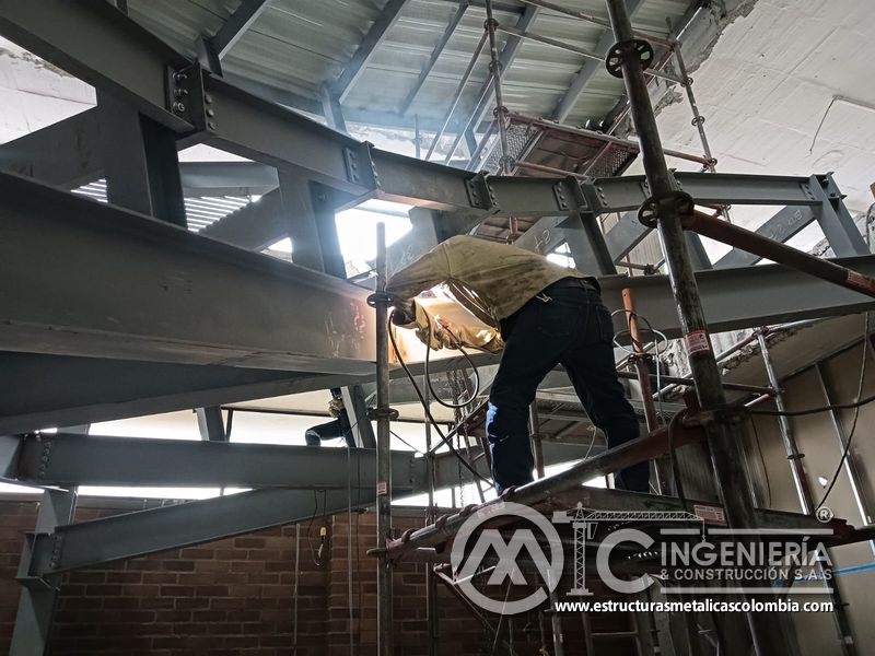 Refuerzo y soldadura de vigas para rampas vehiculares edificio concreto en Bogotá, Colombia. Montajes, Ingeniería y Construcción MIC SAS.