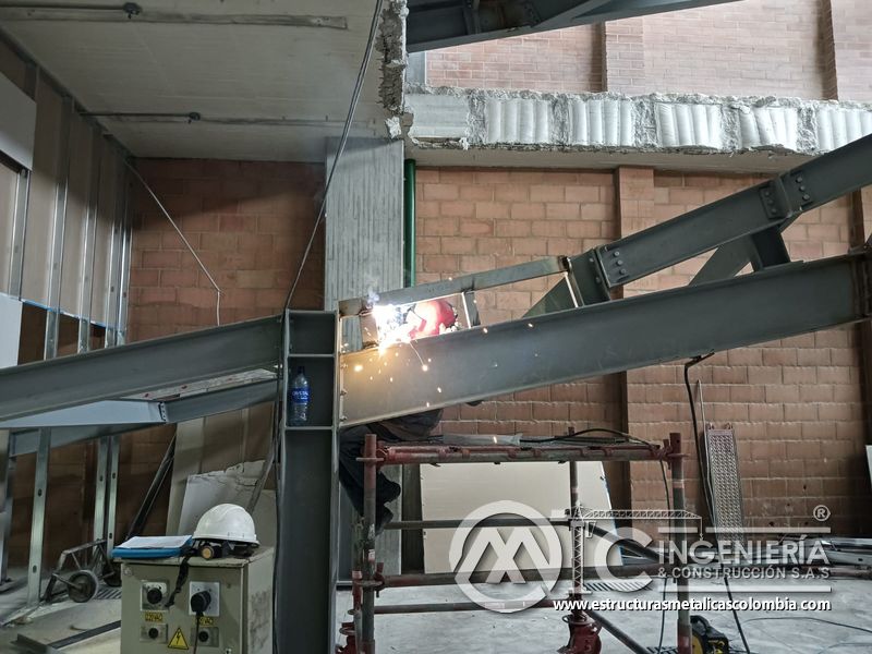 Refuerzo y soldadura de vigas para rampas vehiculares estructura acceso en Bogotá, Colombia. Montajes, Ingeniería y Construcción MIC SAS.