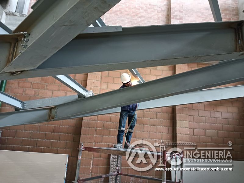 Refuerzo y soldadura de vigas para rampas vehiculares estructura acceso en Bogotá, Colombia. Montajes, Ingeniería y Construcción MIC SAS.