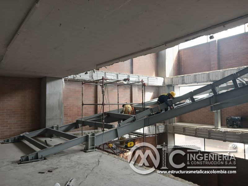 Refuerzo y soldadura de vigas para rampas vehiculares metálica acceso en Bogotá, Colombia. Montajes, Ingeniería y Construcción MIC SAS.