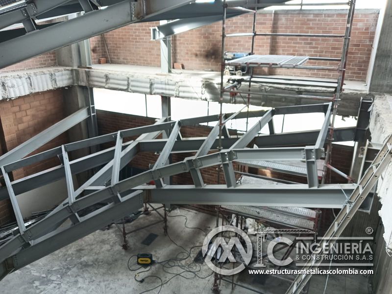 Refuerzo y soldadura de vigas para rampas vehiculares metálica acceso en Bogotá, Colombia. Montajes, Ingeniería y Construcción MIC SAS.