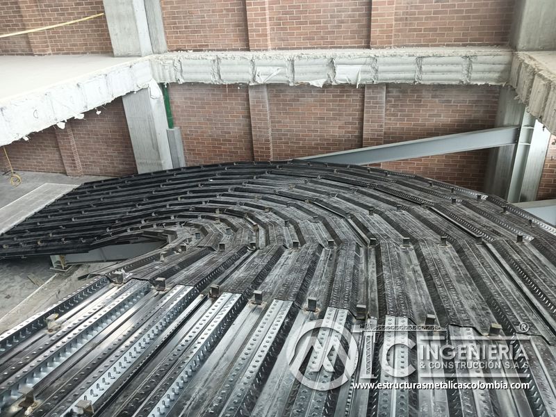 Refuerzo y soldadura de vigas para rampas vehiculares metálica acceso en Bogotá, Colombia. Montajes, Ingeniería y Construcción MIC SAS.