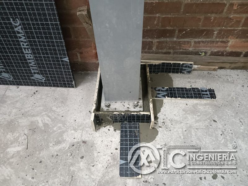 Refuerzo y soldadura de vigas para rampas vehiculares obra civil acceso en Bogotá, Colombia. Montajes, Ingeniería y Construcción MIC SAS.