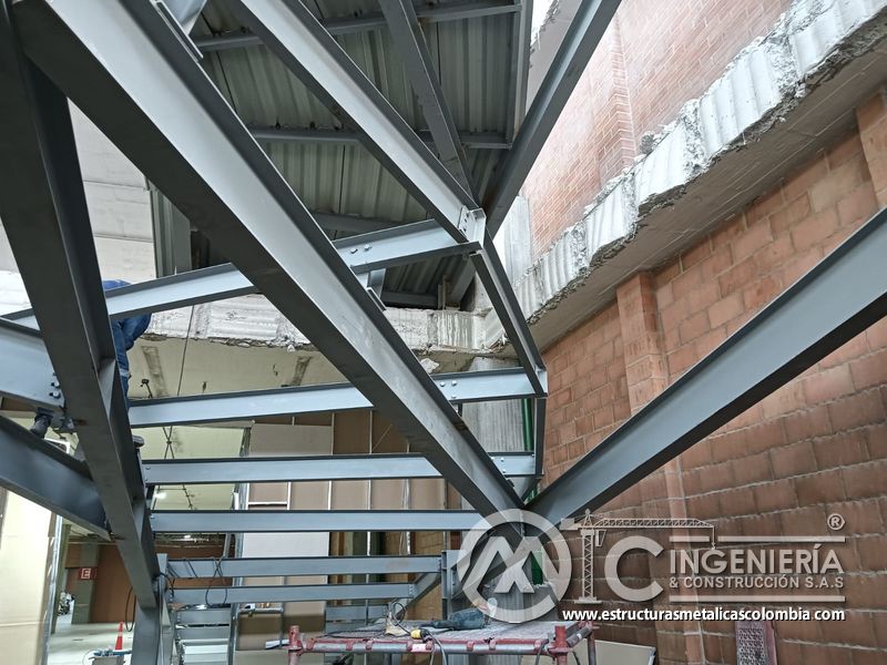 Refuerzo y soldadura de vigas para rampas vehiculares obra civil acceso en Bogotá, Colombia. Montajes, Ingeniería y Construcción MIC SAS.