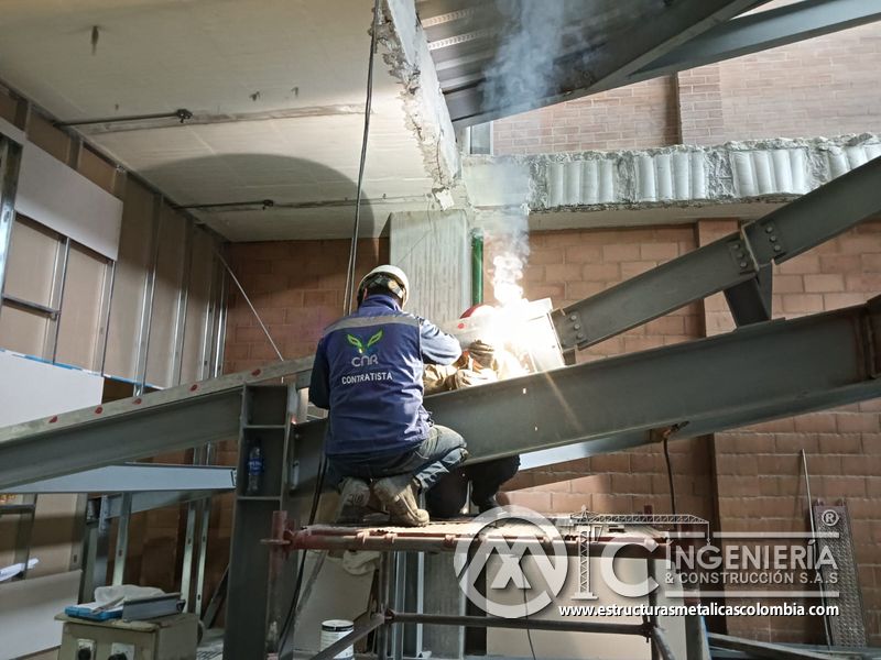 Refuerzo y soldadura de vigas para rampas vehiculares vehicular acceso en Bogotá, Colombia. Montajes, Ingeniería y Construcción MIC SAS.