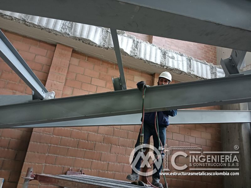 Refuerzo y soldadura de vigas para rampas vehiculares vehicular acceso en Bogotá, Colombia. Montajes, Ingeniería y Construcción MIC SAS.