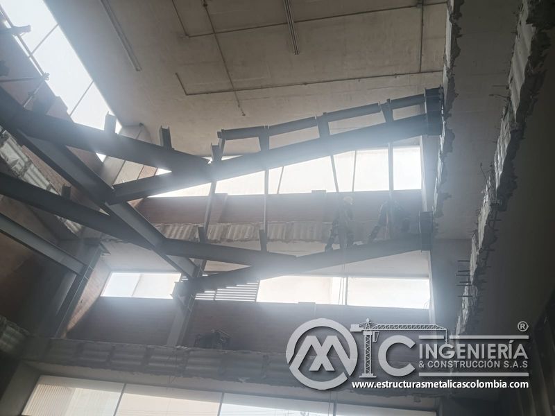 Soldadura de estructura metálica para rampas en concreto acceso en Bogotá, Colombia. Montajes, Ingeniería y Construcción MIC SAS.