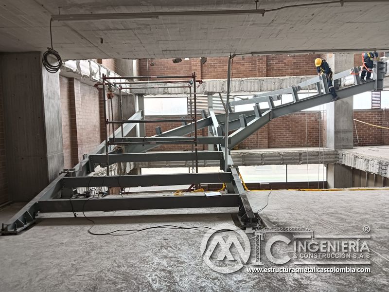 Soldadura de estructura metálica para rampas en concreto acceso en Bogotá, Colombia. Montajes, Ingeniería y Construcción MIC SAS.
