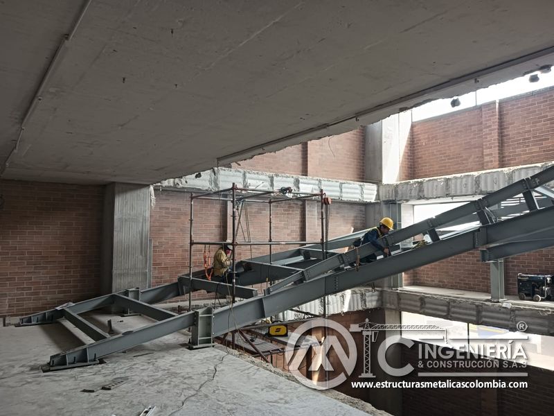 Soldadura de estructura metálica para rampas en concreto acceso en Bogotá, Colombia. Montajes, Ingeniería y Construcción MIC SAS.
