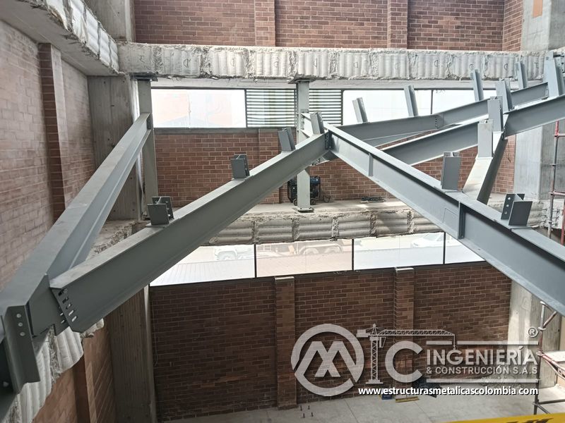 Soldadura de estructura metálica para rampas en concreto comercial en Bogotá, Colombia. Montajes, Ingeniería y Construcción MIC SAS.