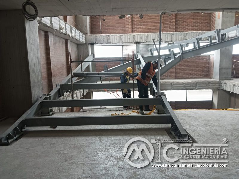 Soldadura de estructura metálica para rampas en concreto comercial en Bogotá, Colombia. Montajes, Ingeniería y Construcción MIC SAS.