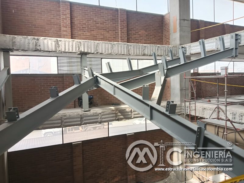Soldadura de estructura metálica para rampas en concreto en Bogotá, Colombia. Montajes, Ingeniería y Construcción MIC SAS.