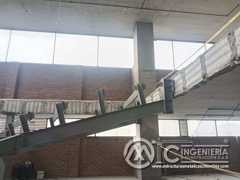 Soldadura de estructura metálica para rampas en concreto en Bogotá, Colombia. Montajes, Ingeniería y Construcción MIC SAS.