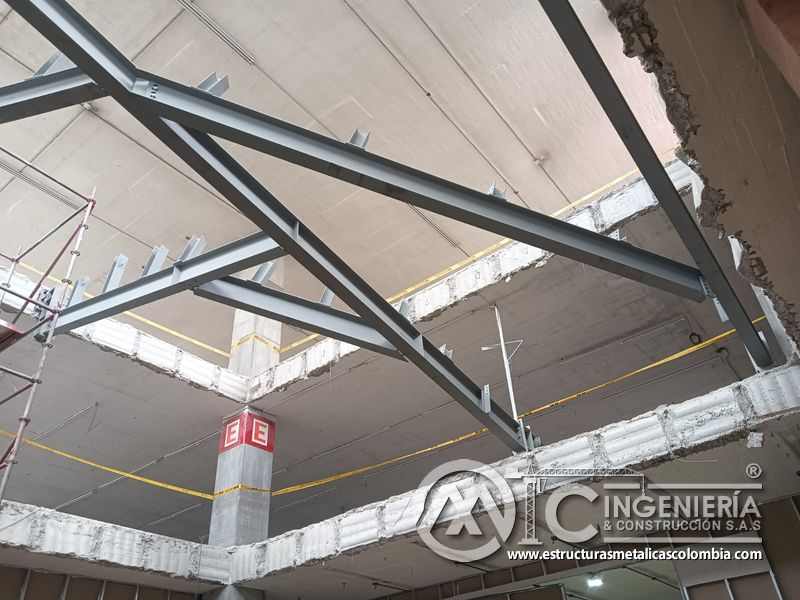 Soldadura de estructura metálica para rampas en concreto parqueadero en Bogotá, Colombia. Montajes, Ingeniería y Construcción MIC SAS.