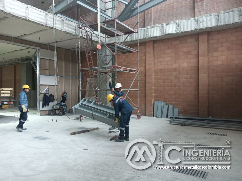 Soldadura de estructura metálica para rampas en concreto parqueadero en Bogotá, Colombia. Montajes, Ingeniería y Construcción MIC SAS.