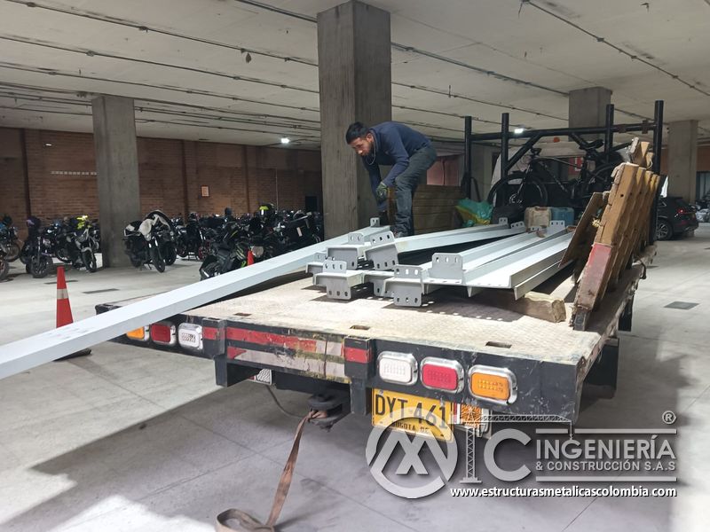 Soldadura de estructura metálica para rampas en concreto seguridad en Bogotá, Colombia. Montajes, Ingeniería y Construcción MIC SAS.