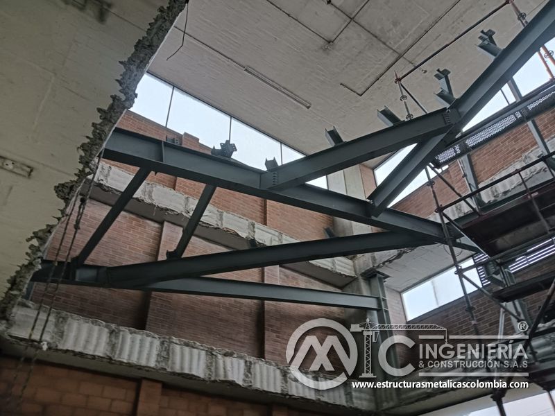 Soldadura de estructura metálica para rampas en concreto seguridad en Bogotá, Colombia. Montajes, Ingeniería y Construcción MIC SAS.