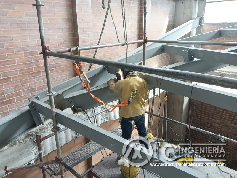 Soldadura de estructura metálica para rampas en concreto seguridad en Bogotá, Colombia. Montajes, Ingeniería y Construcción MIC SAS.