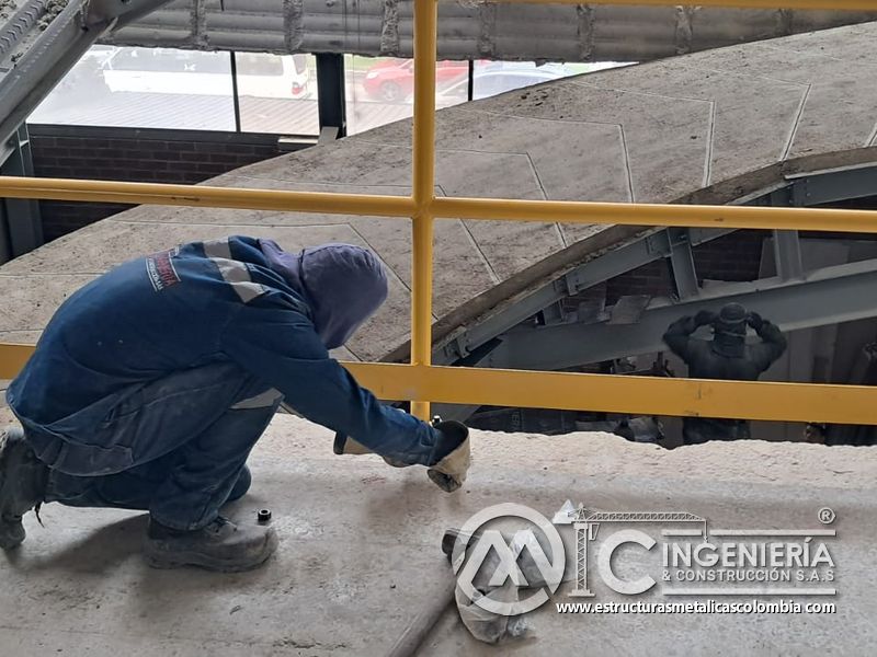 Acabados de losa y rampas vehiculares en construcción edificio concreto en Bogotá, Colombia. Montajes, Ingeniería y Construcción MIC SAS.
