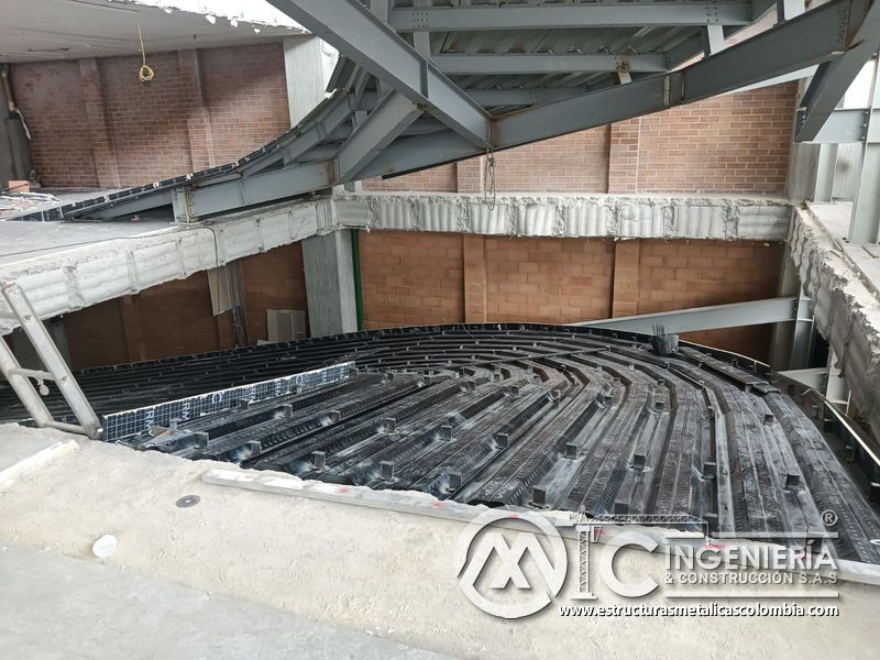 Acabados de losa y rampas vehiculares en construcción estructura acceso en Bogotá, Colombia. Montajes, Ingeniería y Construcción MIC SAS.