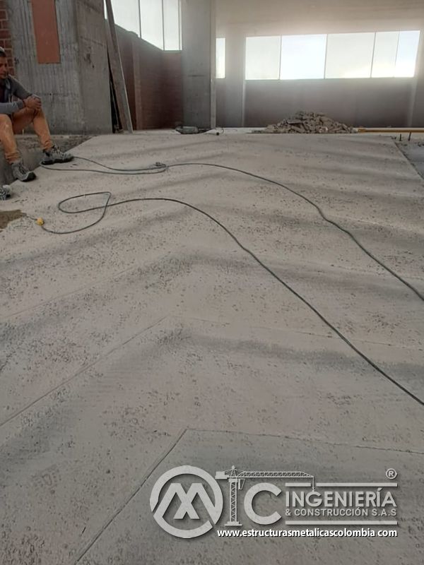 Acabados de losa y rampas vehiculares en construcción estructura acceso en Bogotá, Colombia. Montajes, Ingeniería y Construcción MIC SAS.
