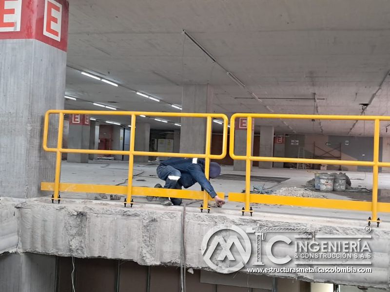 Acabados de losa y rampas vehiculares en construcción metálica acceso en Bogotá, Colombia. Montajes, Ingeniería y Construcción MIC SAS.