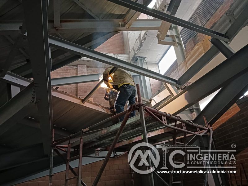 Acabados de losa y rampas vehiculares en construcción obra civil acceso en Bogotá, Colombia. Montajes, Ingeniería y Construcción MIC SAS.